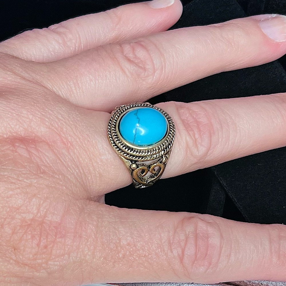 Vintage-Style Turquoise Cabochon Ring with Ornate Silver-Tone Setting - Size 7.5